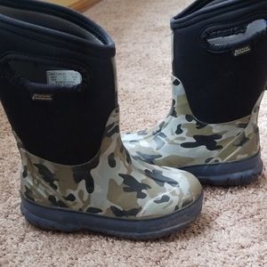 *SOLD* Boys bogs size 11